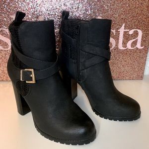 Super cute adorable juicy couture booties.